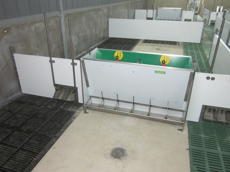 Duodrinker avec bac à eau SL doté d'un rebord anti-débordement spécial Abreuvoir double 2x2 et SL673D KR avec rebord anti-déversement spécial et séparateurs de compartiments d'alimentation