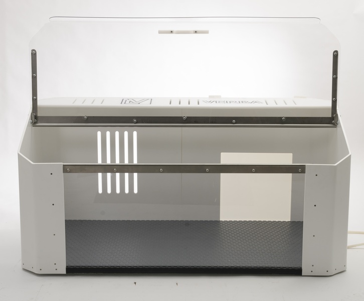 Projet « WELL-NEST Biggencabine prodromi » Cabine pour porcelets avec couvercle transparent relevé