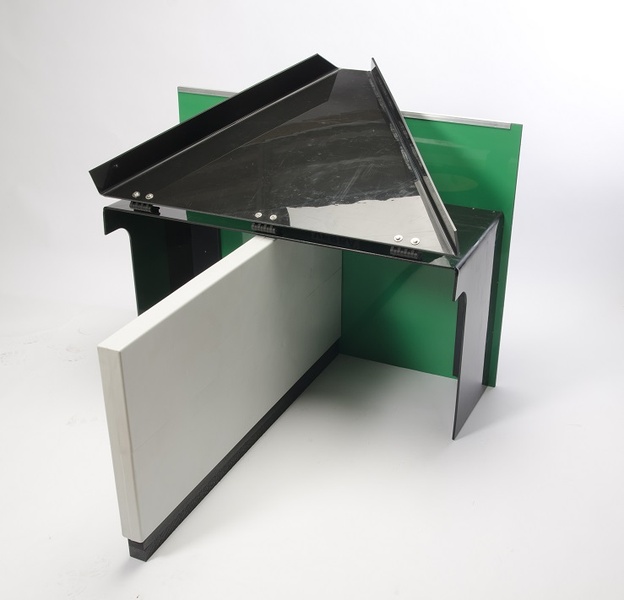 Enclos pour porcelets, configuration en angle Capot pour porcelets en HDPE noir, rabattable, fabriqué sur mesure