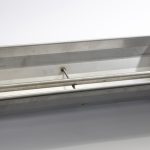 Auge en acier inoxydable pour porcs d'engraissement, avec rebord à picots et tube spécial en acier inoxydable
