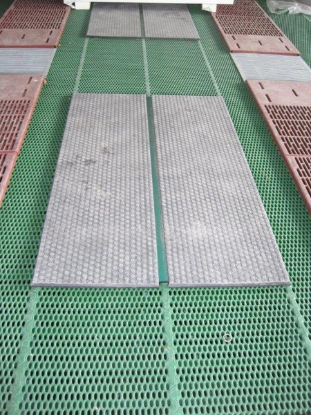 Plaque chauffante dans une porcherie pour porcelets Chauffage au sol sur des grilles existantes