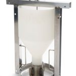Mangeoire pour porcelets dans la porcherie de mise bas