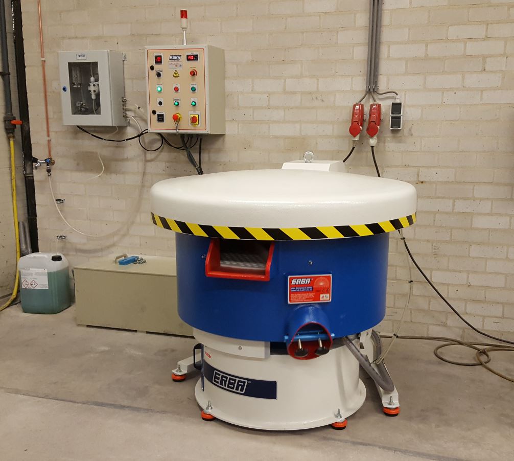Ébavurage de l'acier inoxydable à l'aide d'un tambour d'ébavurage
