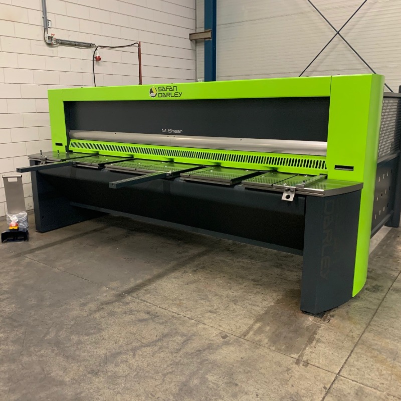 Découpe de l'acier inoxydable à l'aide d'une cisaille guillotine SafanDarley néerlandaise