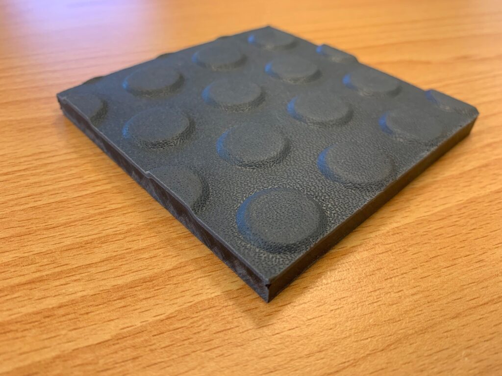 Plaque en plastique à placer sous la mangeoire des porcs