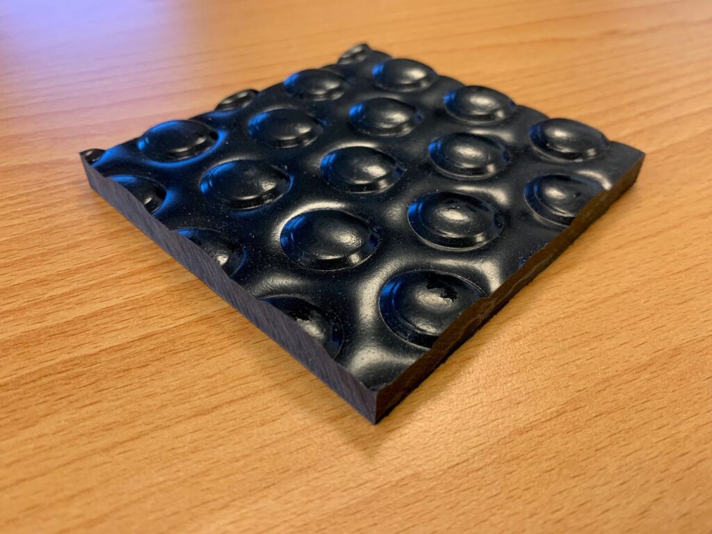 Plaque en plastique à placer sous la mangeoire des porcs