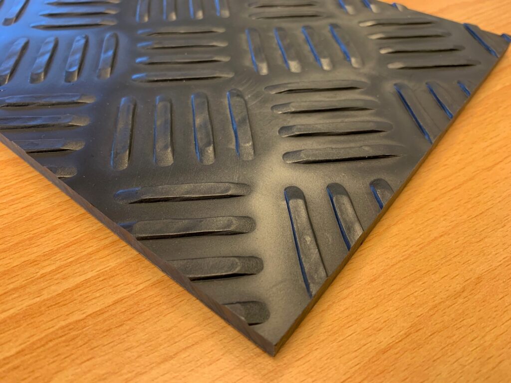 Plaque en plastique à placer sous la mangeoire des porcs