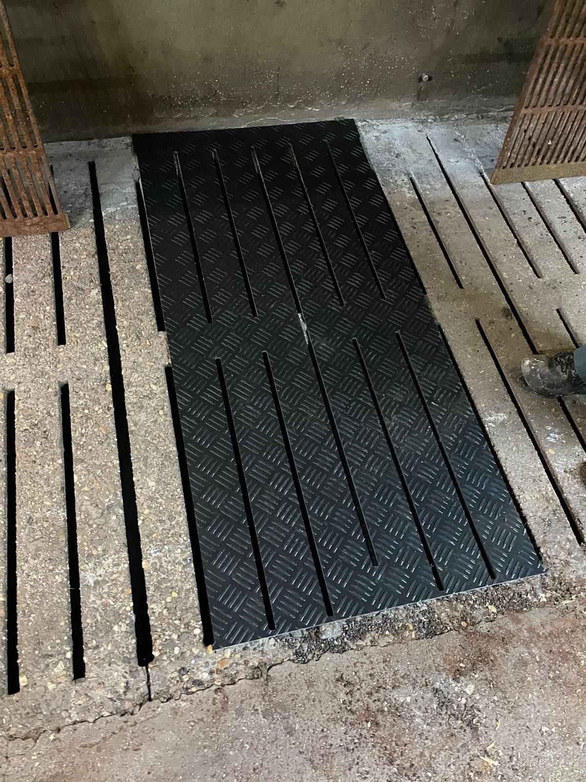 Plaque en PE pour caillebotis en béton